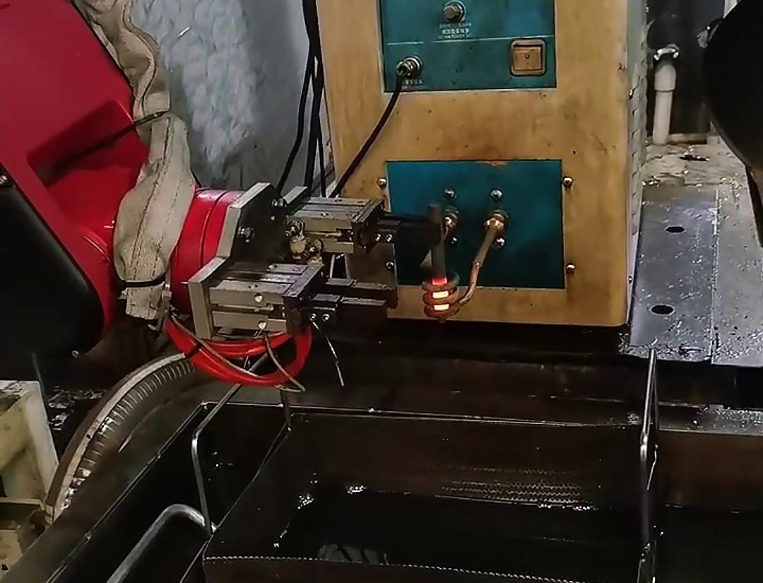高頻淬火機(jī)與機(jī)械手：開啟小棒料自動化淬火熱處理新篇