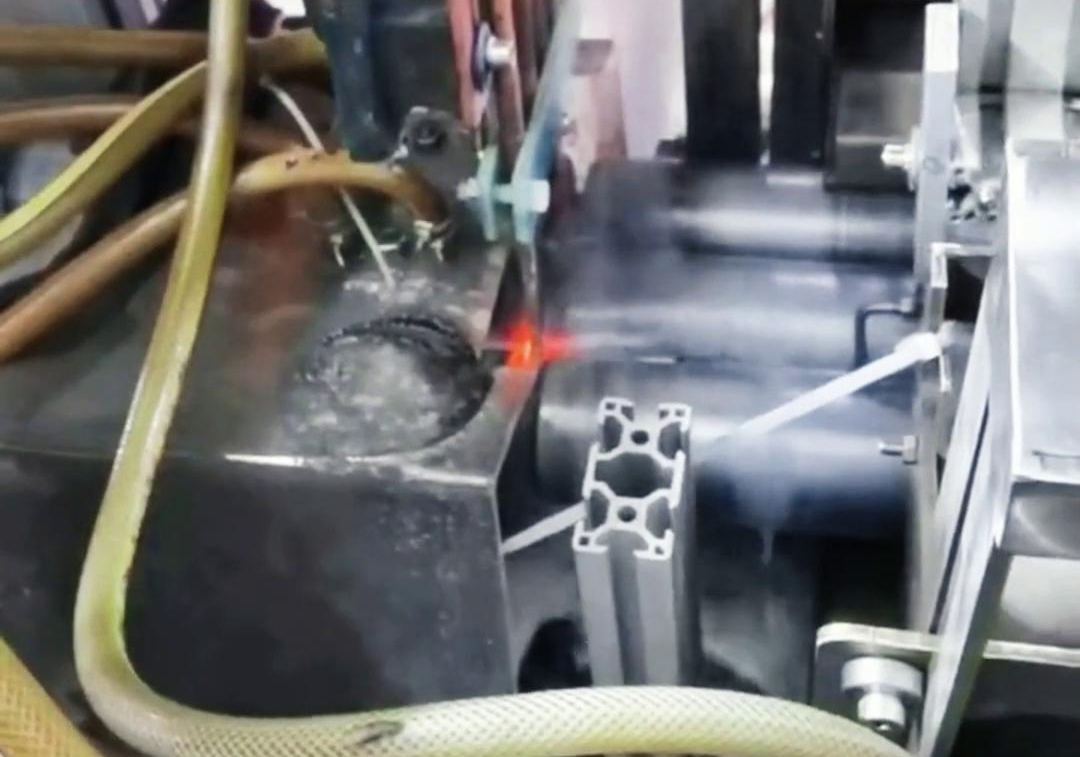 臥式高頻淬火機(jī)床主要應(yīng)用于軸類、盤類及各類精密復(fù)雜零件的表面硬化處理
